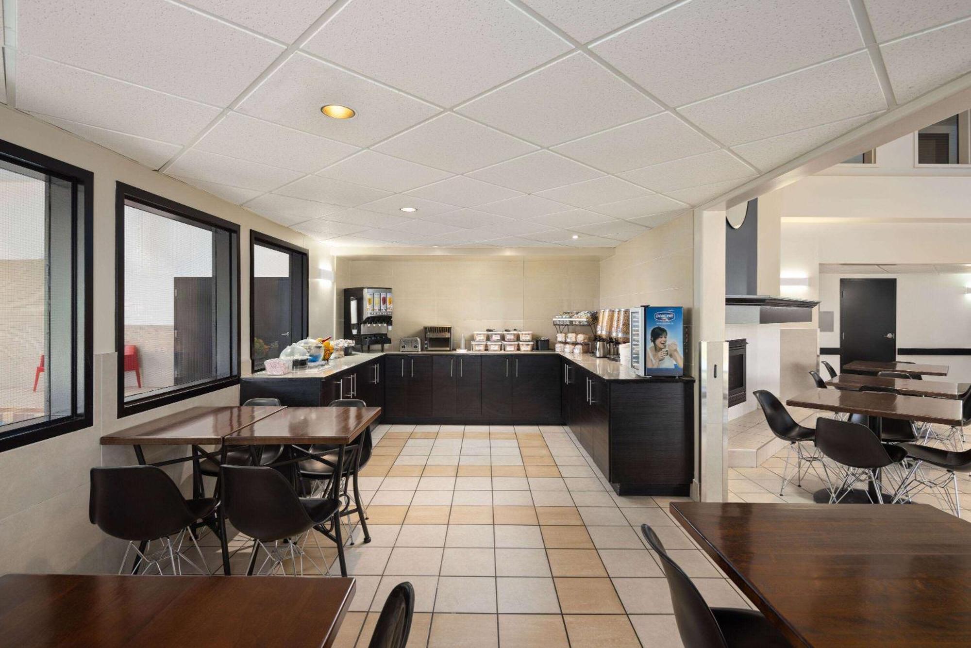 Hotel Super 8 By Wyndham Sainte Agathe Des Monts Exterior foto