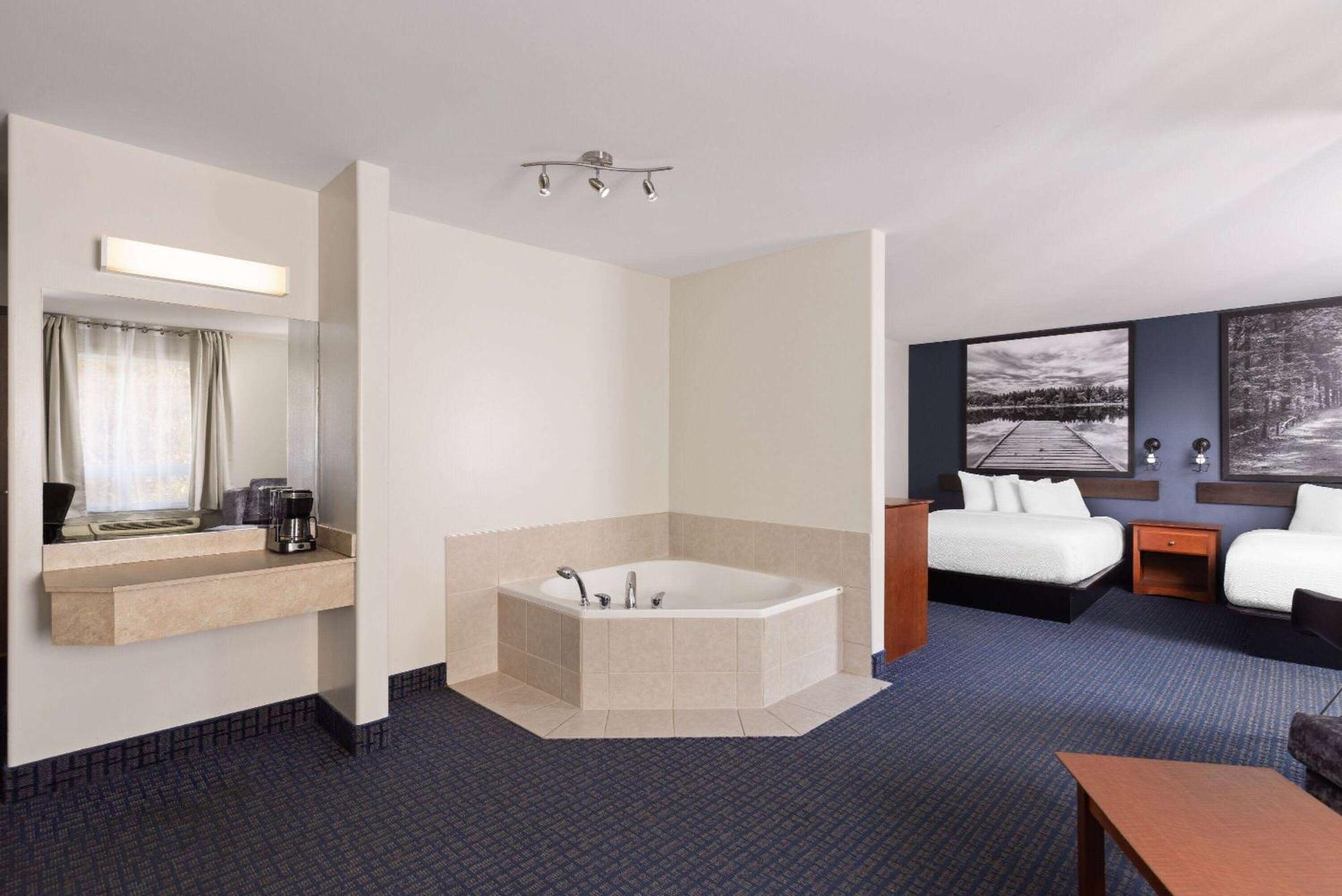 Hotel Super 8 By Wyndham Sainte Agathe Des Monts Exterior foto