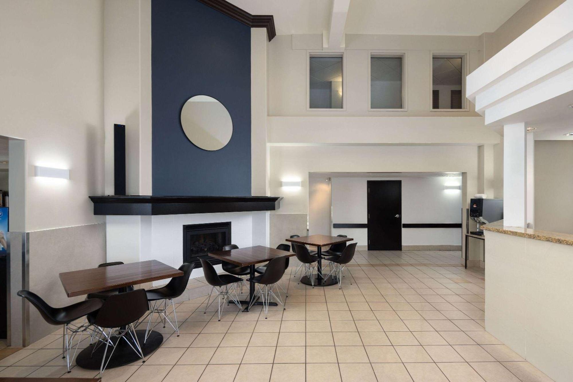 Hotel Super 8 By Wyndham Sainte Agathe Des Monts Exterior foto
