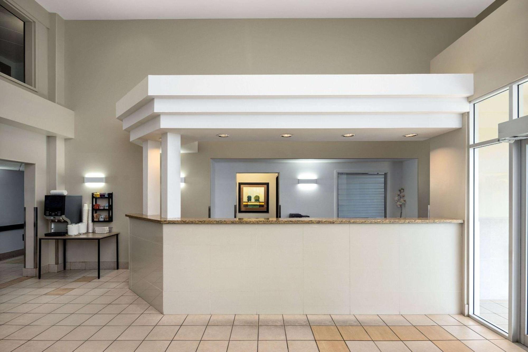 Hotel Super 8 By Wyndham Sainte Agathe Des Monts Exterior foto