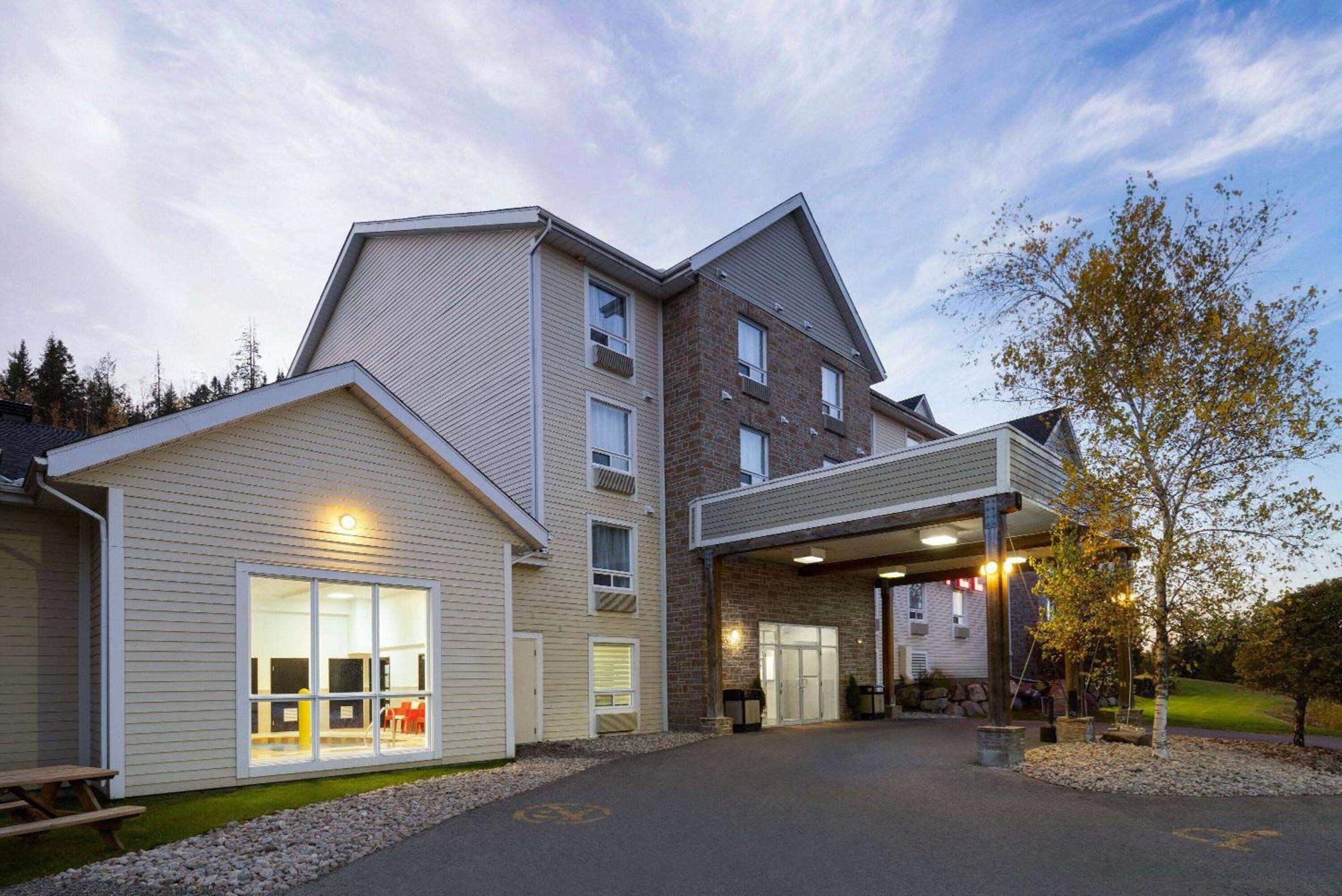 Hotel Super 8 By Wyndham Sainte Agathe Des Monts Exterior foto